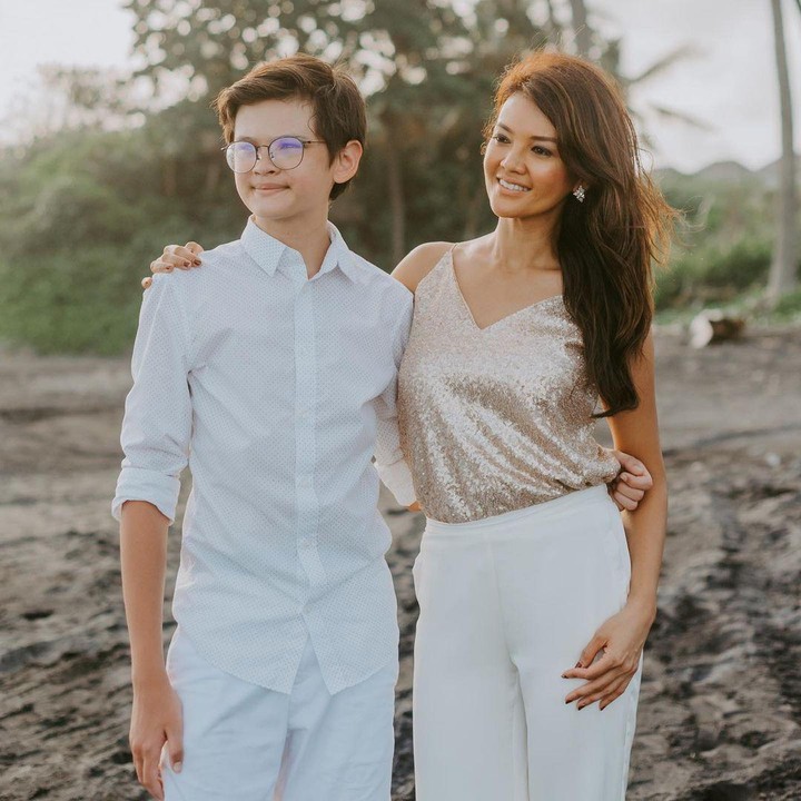 <p>Putra sulung Farah Quinn, Armand Fauzan Quinn lahir pada 2007 silam dan kini sudah beranjak remaja. Tinggi Armand sudah sama seperti sang Bunda nih! (Foto: Instagram: @farahquinnofficial)</p>