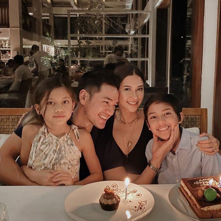 <p>Nana Mirdad hidup bahagia usai menikah dengan Andrew White, pria asal Australia. Mereka dikaruniai anak berparas rupawan yang bernama Jason Deandra White dan Sarah Deana White. (Foto: Instagram: @nanamirdad_)</p>