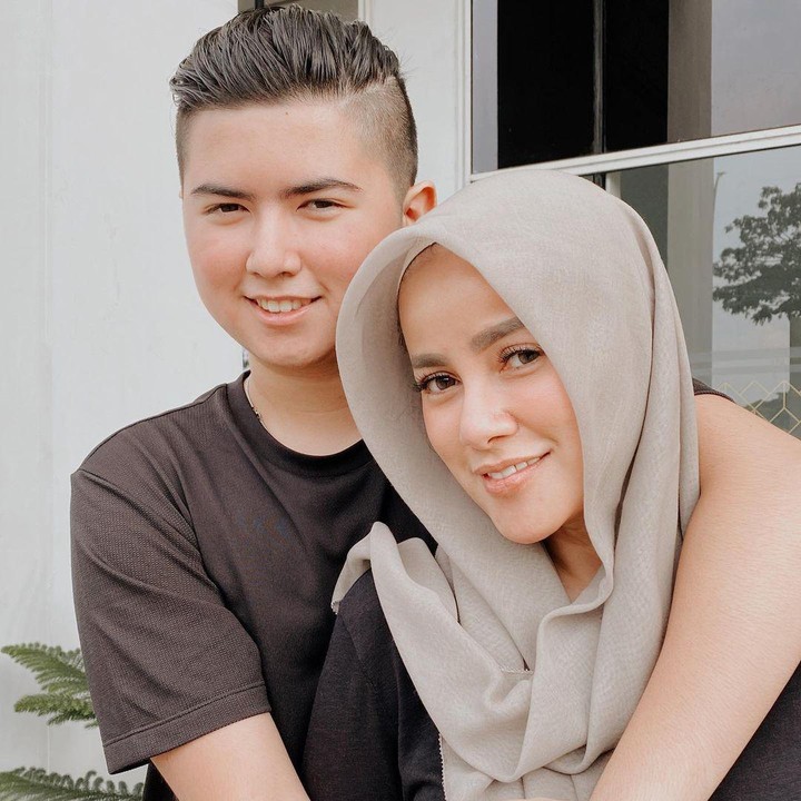 <p>Olla Ramlan dikaruniai anak laki-laki yang diberi nama Sean Mikael Alexander dari pernikahan pertamanya dengan Alex Tian. Sean tumbuh besar menjadi sosok remaja berparas tampan. Kini, penampilan Sean pun semakin mencuri perhatin. Tampan banget kata netizen. (Foto: Instagram: @ollaramlanaufar)</p>
