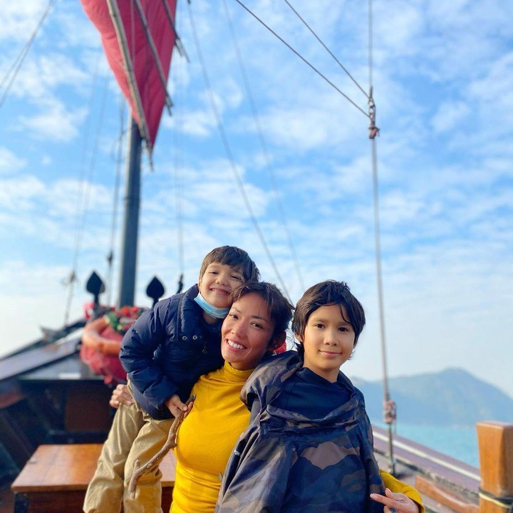 <p>Penyanyi Shanty Paredes dikaruniai dua anak berparas tampan usai menikah dengan pria asal Ekuador bernama Sebastian. Kedua buah hatinya diberi nama Arjuna dan Enrico. (Foto: Instagram: @shantyparedes)</p>