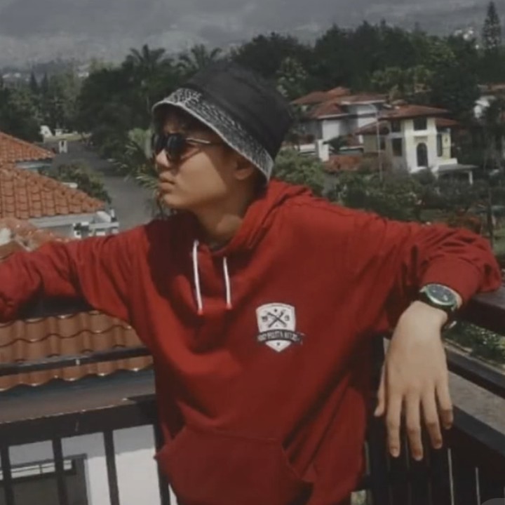 <p>Selain menampilkan potret ketika menaiki motor sport, Adam juga kerap mengunggah foto dengan memakai fashion item kekinian. Tengok saja gayanya dengan bucket hat yang kece. (Foto: TikTok @adammysh)</p>