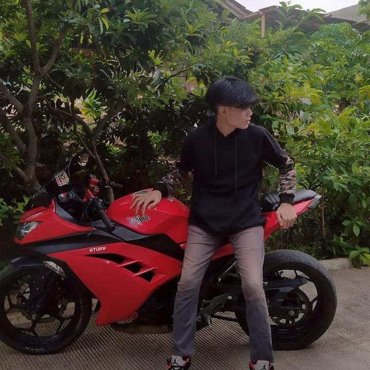 <p>Lewat TikTok, Adam kerap membagikan aktivitasnya sebagai anak muda. Ia juga sering menunjukkan ketertarikannya terhadap motor sport. (Foto: Instagram: @adammysh_)</p>