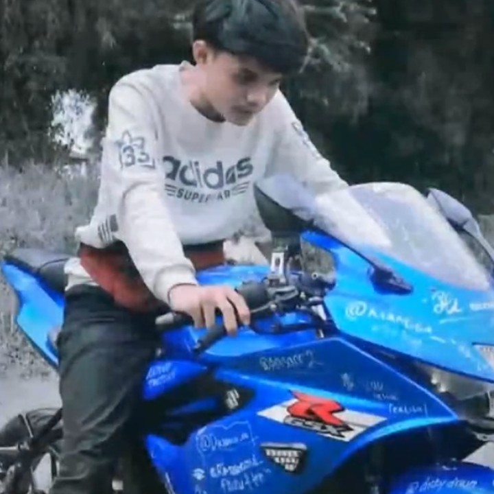 <p>Adam kerap memperlihatkan pose ketika menunggangi berbagai macam motor sport. Gagah sejak remaja, Bunda! (Foto: TikTok @adammysh)</p>