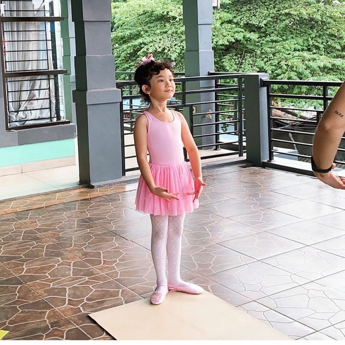 Saat ini, ia sudah memasuki bangku sekolah dasar. Meski Bilqis sudah terlihat jago bernyanyi, Ayu Ting Ting mengungkapkan belum pernah menyekolahkan Bilqis ke sekolah vokal. (Foto: instagram.com/ayutingting92/)