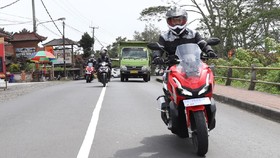 Benar atau Salah Mitos 'Bejek' Gas Saat Motor Masih Inreyen