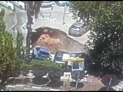 Detik-detik Parkiran RS di Yerusalem Ambles, Mobil-mobil Tertelan