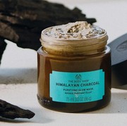 Bersihkan Kotoran Sampai ke Pori dengan Masker Charcoal Ini