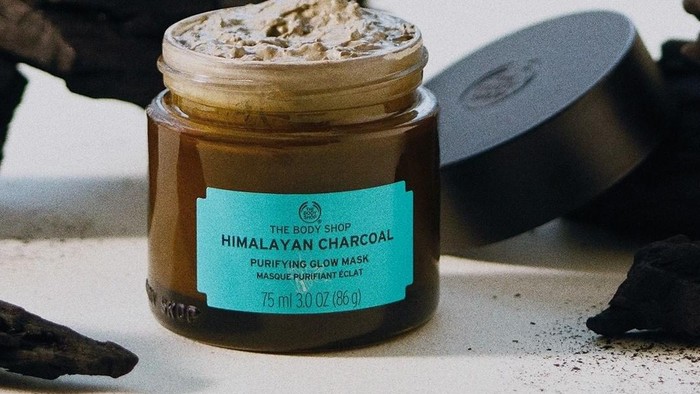 Bersihkan Kotoran Sampai ke Pori dengan Masker Charcoal Ini