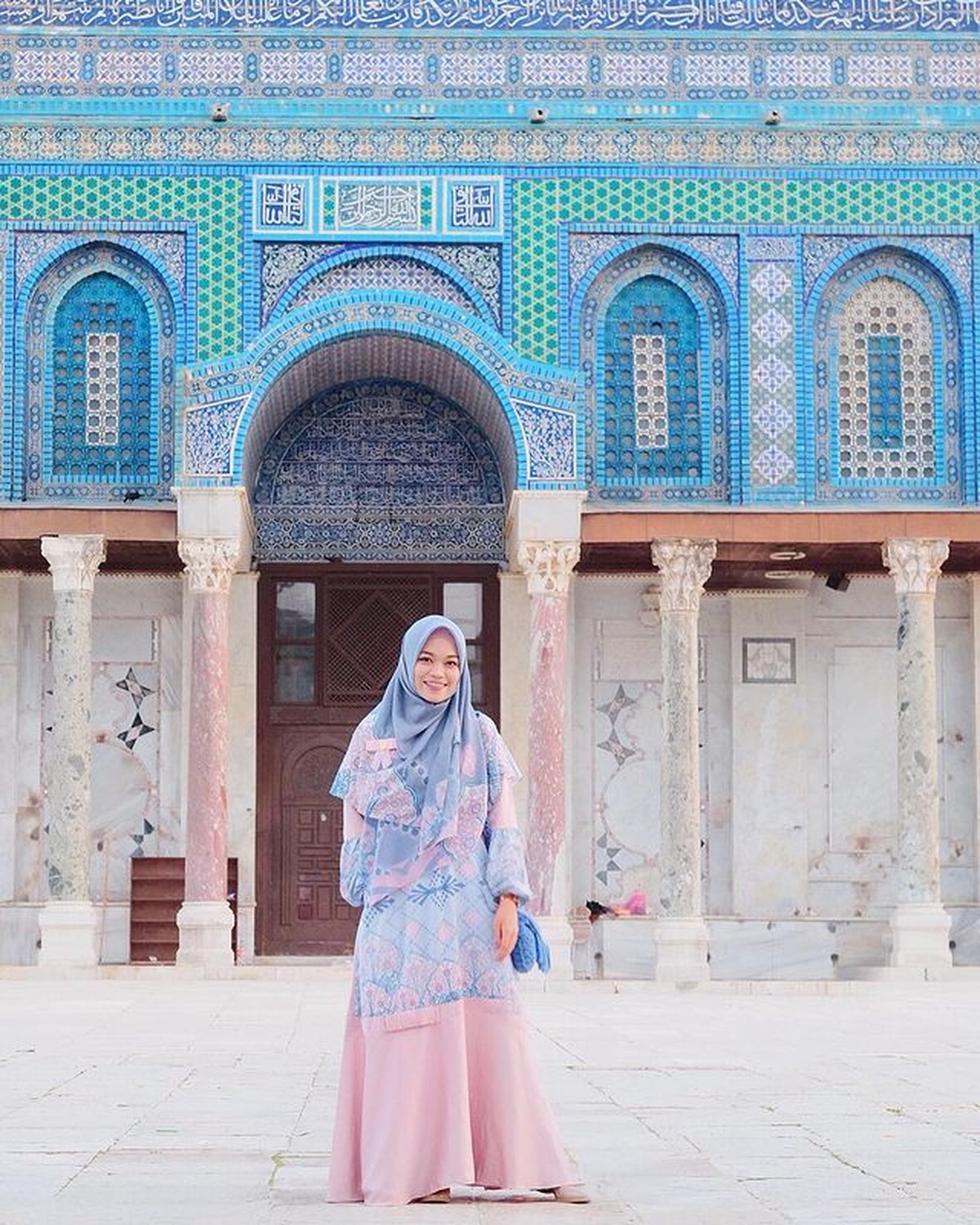 Putri sulung Aa Gym dan Teh Ninih disorot karena unggahannya setelah sang adik bongkar aib keluarga&period; Yuk kita intip potret Ghaida&excl;