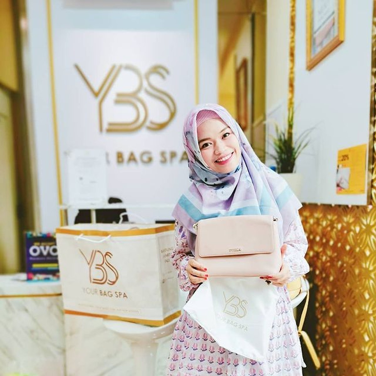 Putri sulung Aa Gym dan Teh Ninih disorot karena unggahannya setelah sang adik bongkar aib keluarga&period; Yuk kita intip potret Ghaida&excl;