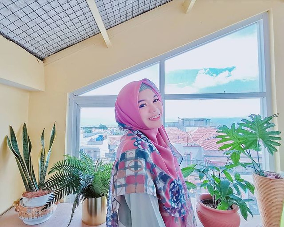 Putri sulung Aa Gym dan Teh Ninih disorot karena unggahannya setelah sang adik bongkar aib keluarga&period; Yuk kita intip potret Ghaida&excl;