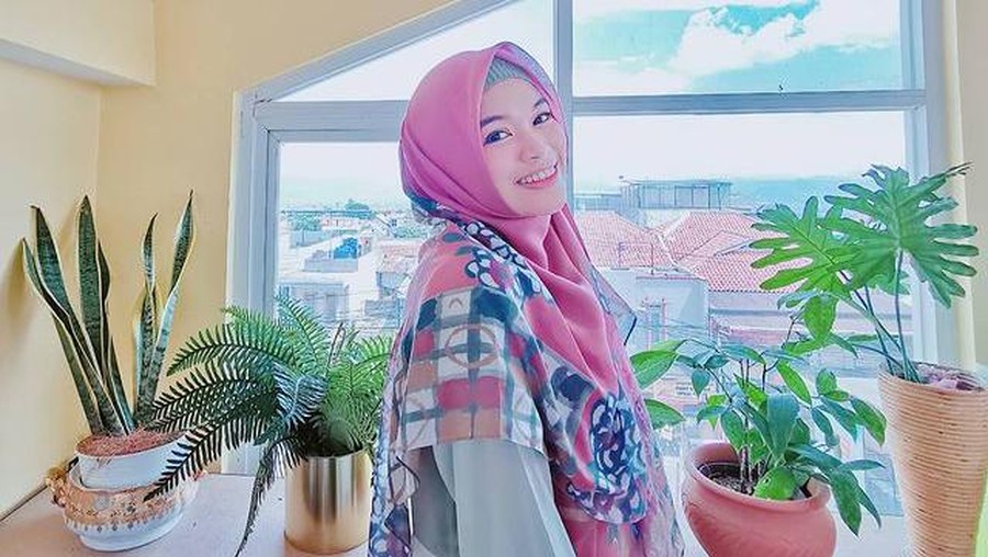 Putri sulung Aa Gym dan Teh Ninih disorot karena unggahannya setelah sang adik bongkar aib keluarga. Yuk kita intip potret Ghaida!