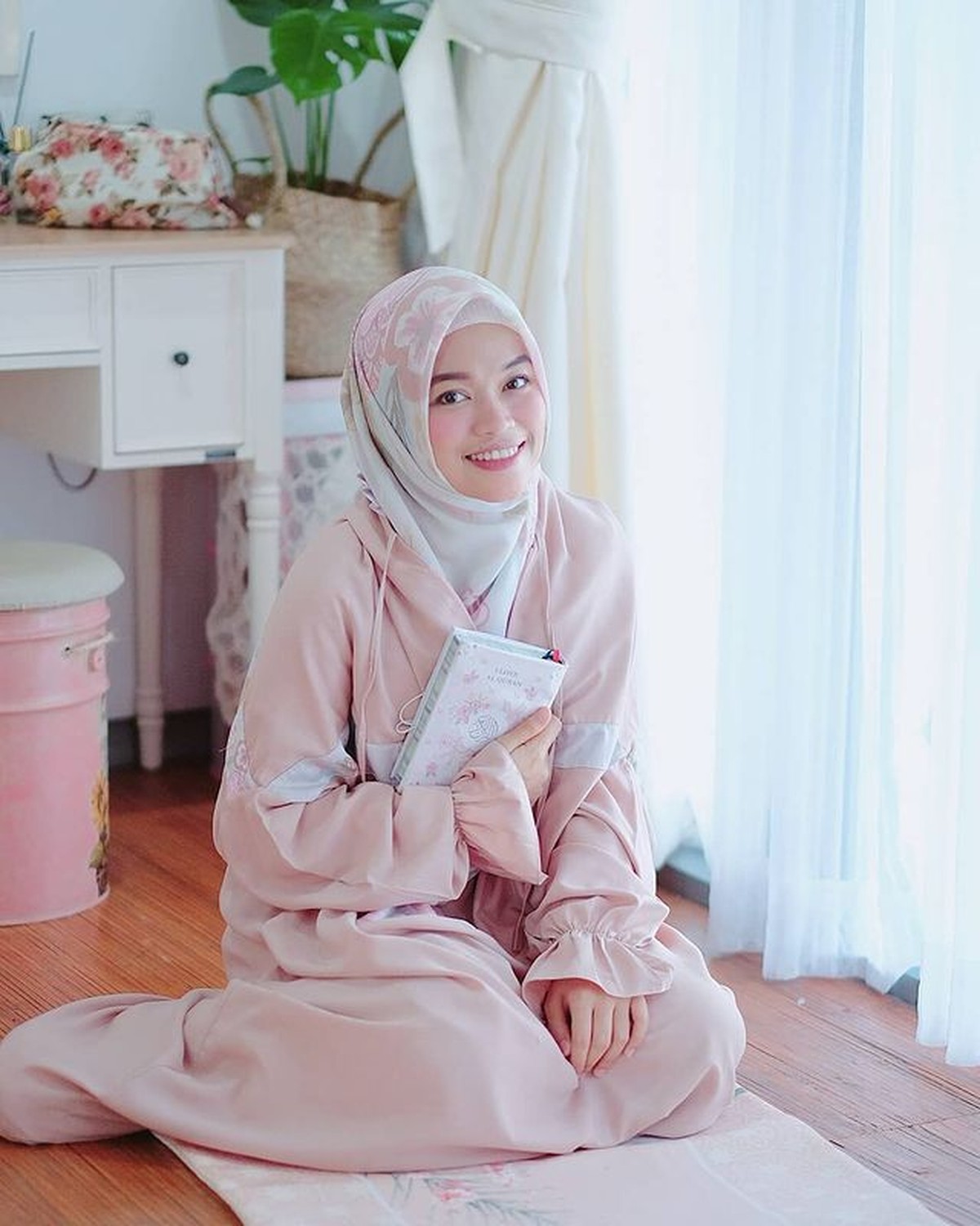 Putri sulung Aa Gym dan Teh Ninih disorot karena unggahannya setelah sang adik bongkar aib keluarga&period; Yuk kita intip potret Ghaida&excl;