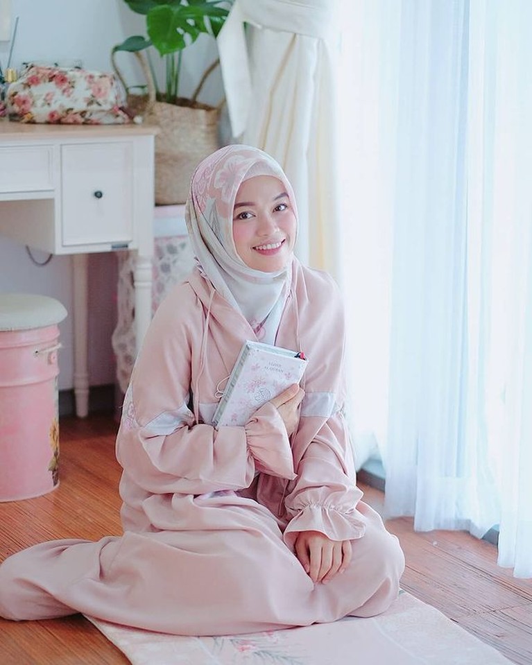 Putri sulung Aa Gym dan Teh Ninih disorot karena unggahannya setelah sang adik bongkar aib keluarga. Yuk kita intip potret Ghaida!
