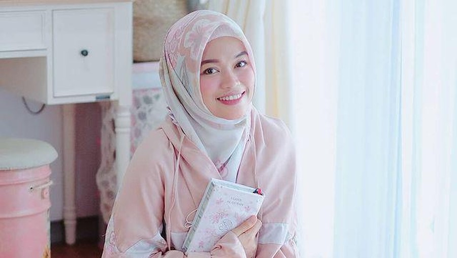 Putri sulung Aa Gym dan Teh Ninih disorot karena unggahannya setelah sang adik bongkar aib keluarga. Yuk kita intip potret Ghaida!