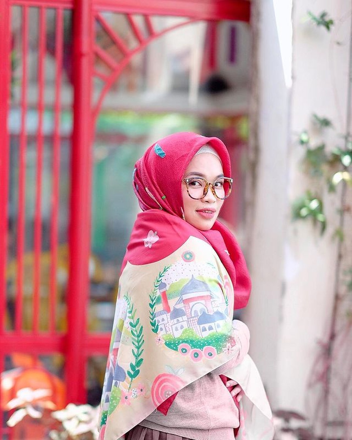 Putri sulung Aa Gym dan Teh Ninih disorot karena unggahannya setelah sang adik bongkar aib keluarga&period; Yuk kita intip potret Ghaida&excl;