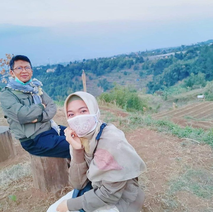 <p>Tengok saja potret keseruan mereka ketika tengah menantikan sunset di atas bukit. Ghaida menemani sang Ayah yang tengah membangun sebuah pesantren. (Foto: Instagram: @gdaghaida)</p>