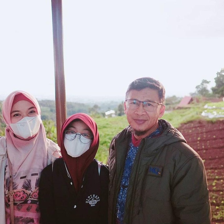 <p>Aa Gym selalu menyempatkan diri untuk menghabiskan waktu dengan putri sulungnya. Ghaida yang sudah berkeluarga tak segan menampilkan potret kehangatan mereka di Instagram. (Foto: Instagram: @gdaghaida)</p>