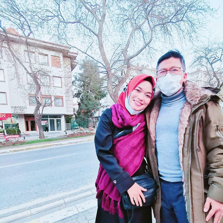 <p>Ghaida Tsurayya juga dikenal sebagai seorang desainer, Bunda. Meski sudah dewasa, ia masih terlihat akrab dengan sang Ayah. (Foto: Instagram: @gdaghaida)</p>