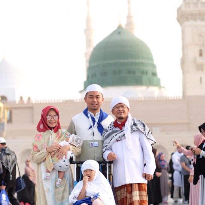 <p>Aa Gym tak pernah melewatkan momen beribadah ke Tanah Suci dengan sang putri. Mereka selalu pergi bersama-sama, Bunda. (Foto: Instagram: @gdaghaida)</p>