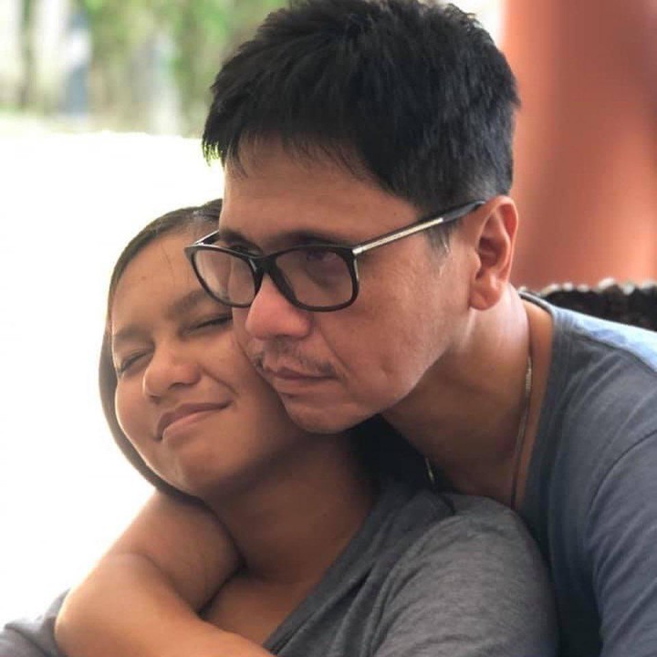 <p>Gilang dikenal sebagai sosok ayah yang penyayang. Drummer 58 tahun ini juga sering menunjukkan ekspresi cinta kepada ketiga buah hatinya, Bunda. (Foto: Instagram @gilangramadhan.drummer/ @shahnaz.haque)</p>