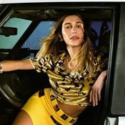 Bergaya Swag Hingga Feminin, Contek Street Fashion ala Hailey Bieber