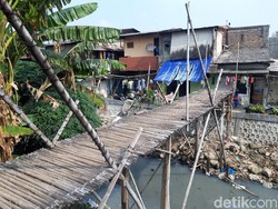Khawatirnya Warga akan Jembatan Bambu Reyot di Jakarta