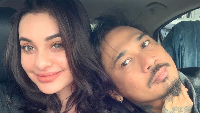 Bebasnya drummer Superman is Dead, Jerinx langsung disambut para sahabat dan istri. Mereka menjemput Jerinx dari Lapas.