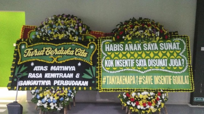 Pengemudi GoSend mengirimkan karangan bunga ke kantor Gojek di Kemang Timur, Jakarta Selatan, pada Selasa (8/7) karena kecewa skema insentif diubah.