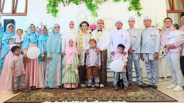 Pernikahan Aa Gym dan Teh Ninih dikarunia tujuh orang anak. Yuk kita lihat potret kebersamaan Aa Gym dan anak-anaknya!