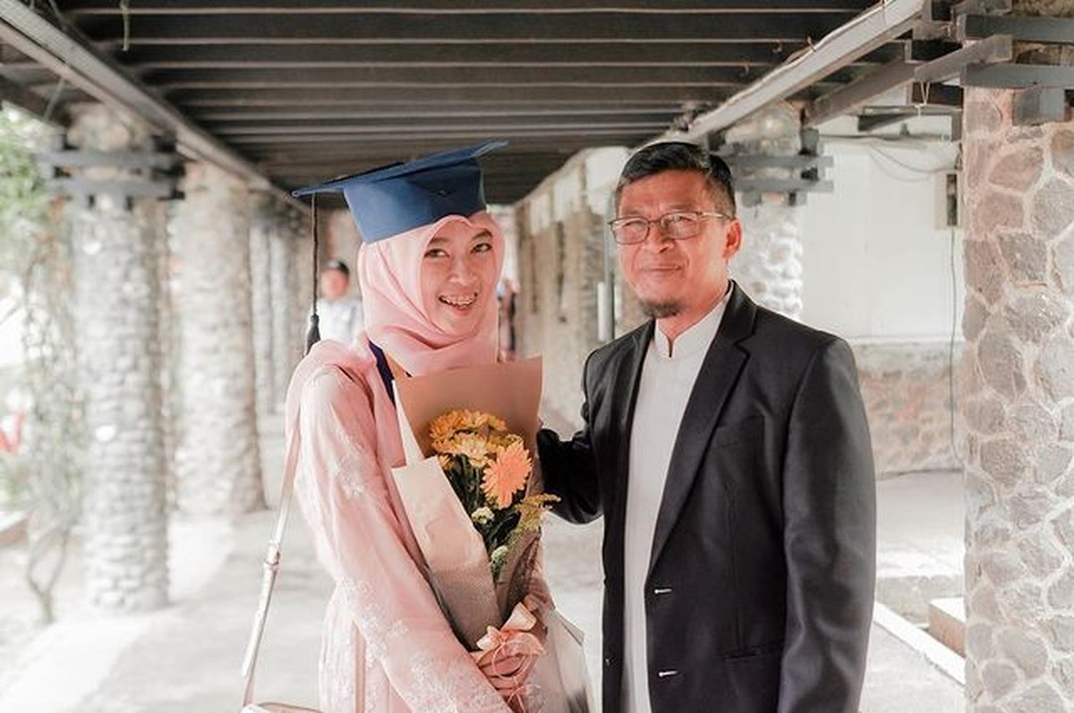 Pernikahan Aa Gym dan Teh Ninih dikarunia tujuh orang anak&period; Yuk kita lihat potret kebersamaan Aa Gym dan anak-anaknya&excl;