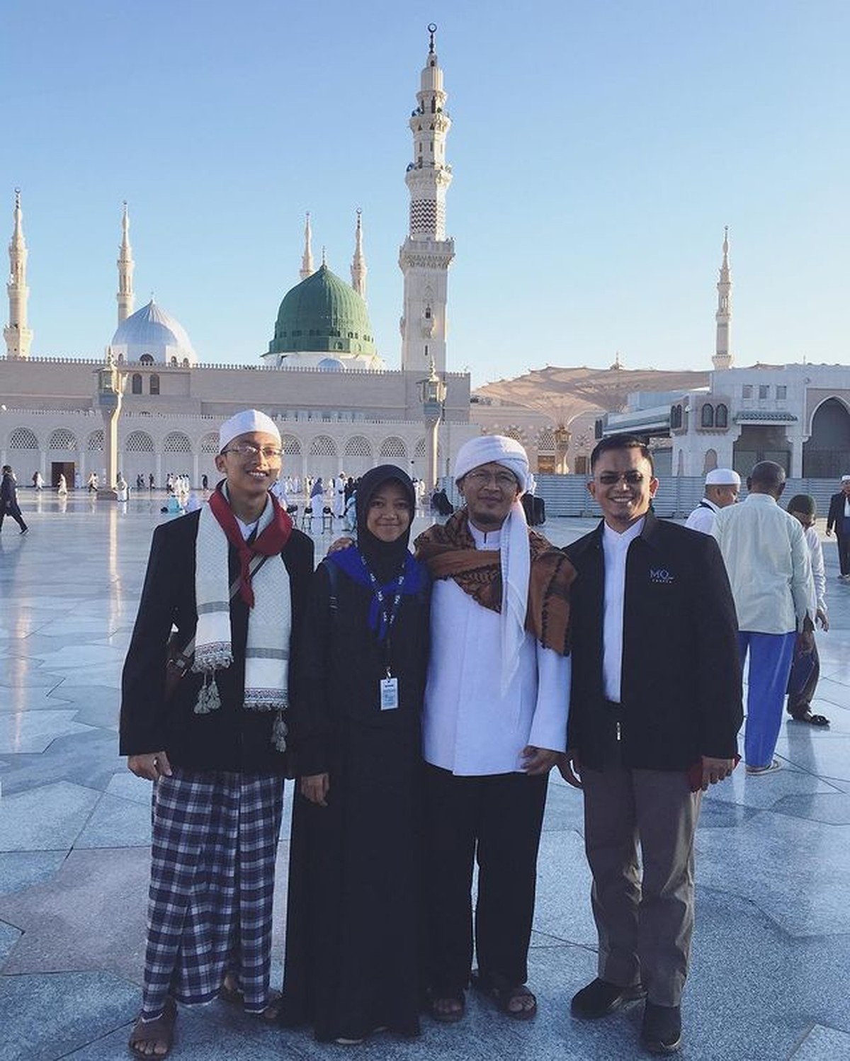 Pernikahan Aa Gym dan Teh Ninih dikarunia tujuh orang anak&period; Yuk kita lihat potret kebersamaan Aa Gym dan anak-anaknya&excl;