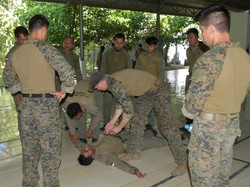 Marinir TNI AL dan Amerika Serikat Latihan Beri Pertolongan ke Korban Perang