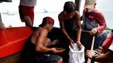 FOTO: Luka Menganga di Darat, Tambang Timah Beralih ke Laut Indonesia merupakan pengekspor timah terbesar di dunia. Namun, di balik prestasinya itu, ada luka menganga akibat eksploitasi tambang besar-besaran di Bangka.