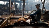 FOTO: Luka Menganga di Darat, Tambang Timah Beralih ke Laut Indonesia merupakan pengekspor timah terbesar di dunia. Namun, di balik prestasinya itu, ada luka menganga akibat eksploitasi tambang besar-besaran di Bangka.