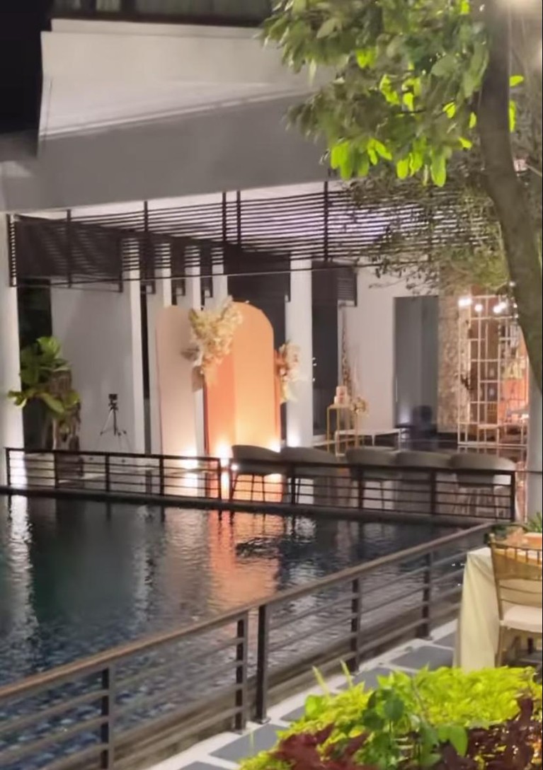 Mewahnya Perayaan Ulang Tahun Momo Geisha yang ke 35 Momo Geisha merayakan ulang tahunnya yang ke 35. Yuk kita lihat potret kemewahan perayaan ulang tahun Momo!