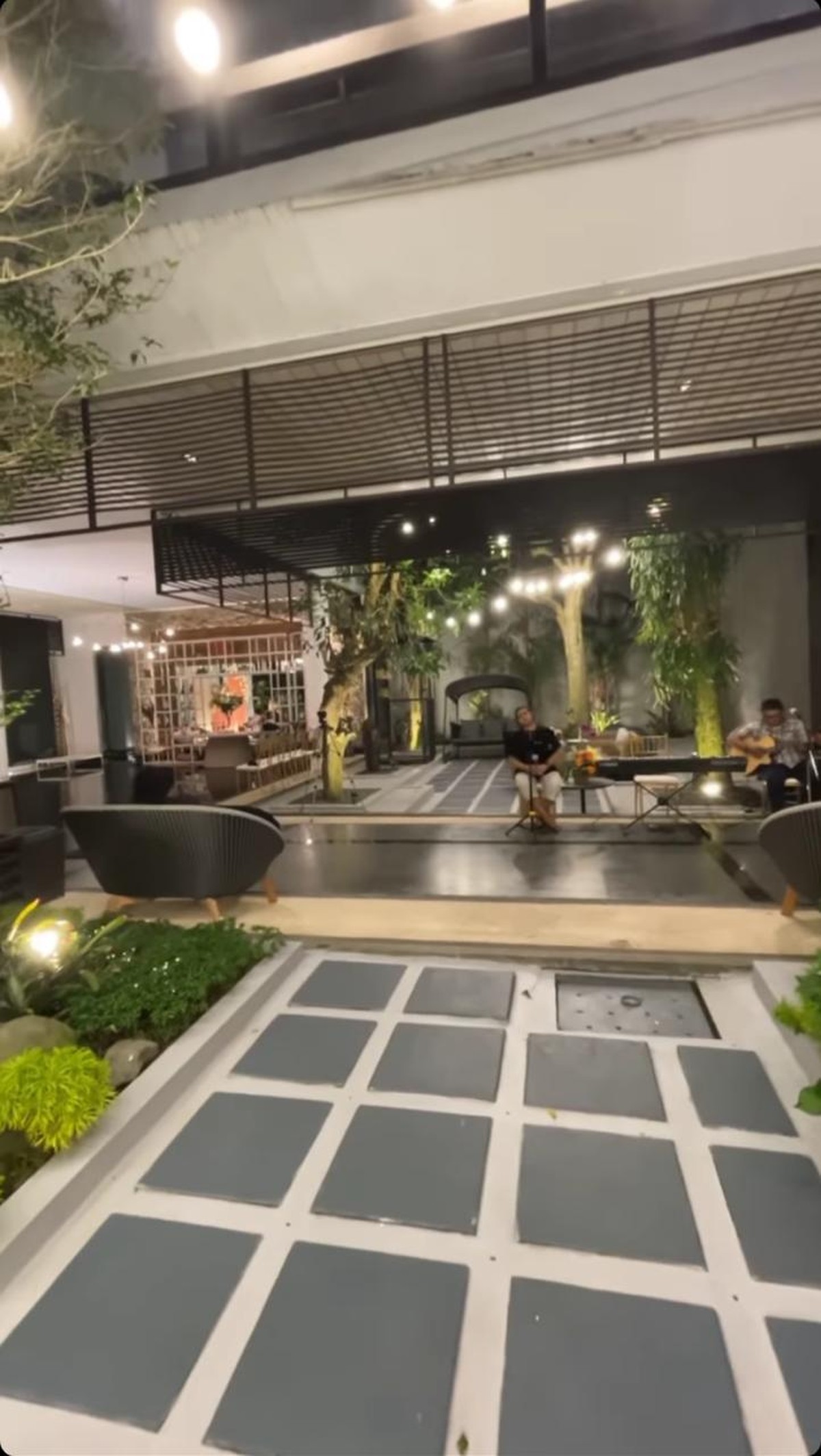 Momo Geisha merayakan ulang tahunnya yang ke 35&period; Yuk kita lihat potret kemewahan perayaan ulang tahun Momo&excl;