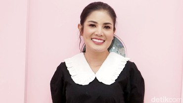 img-title Nindy Ayunda Trauma Bahas Pasangan di Depan Publik