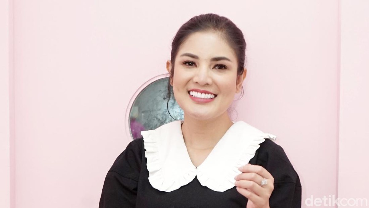 Nindy Ayunda saat ditemui di kawasan Blok M&comma; Jakarta Selatan&period;