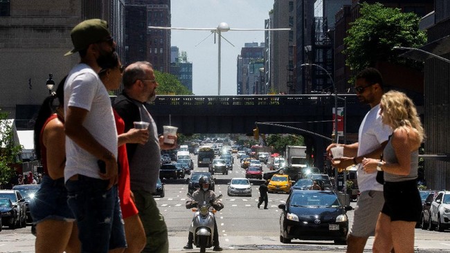 FOTO: Ada Drone Raksasa Menyempil di Antara Gedung New York