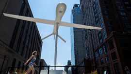 FOTO: Ada Drone Raksasa Menyempil di Antara Gedung New York