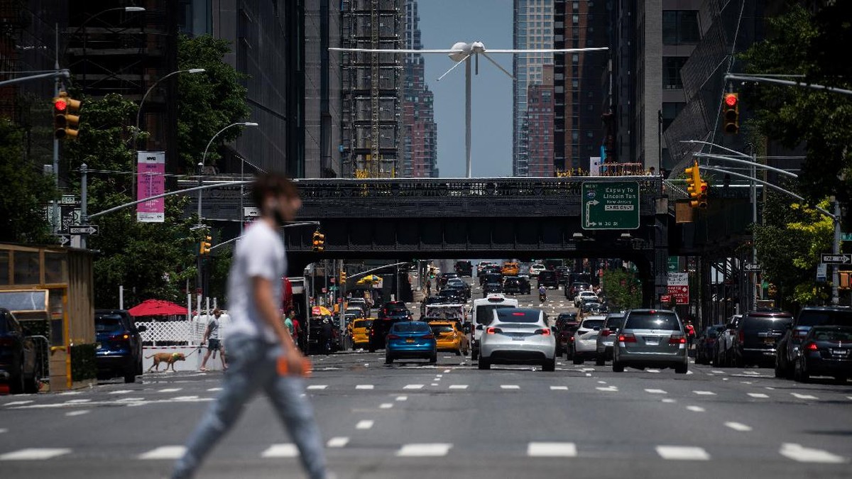 FOTO: Ada Drone Raksasa Menyempil di Antara Gedung New York