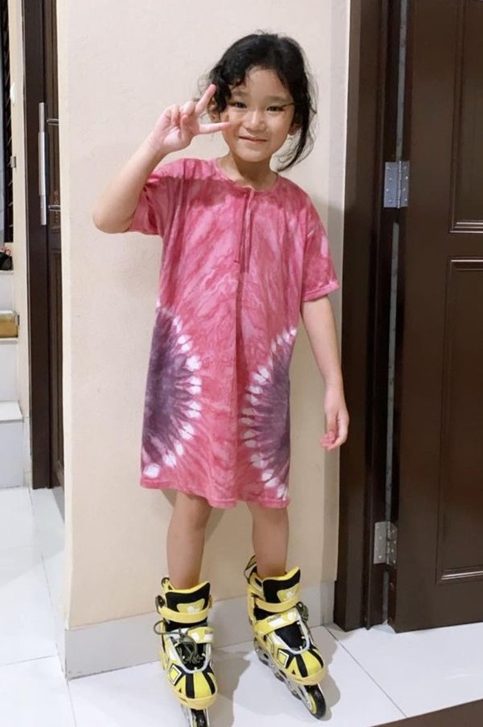 Beberapa waktu yang lalu, Bilqis mendapat kesempatan untuk bisa menyanyi di depan umum, yakni di panggung Rising Star Indonesia Dangdut. Penampilan Bilqis saat menyanyi di panggung Rising Star Indonesia Dangdut membuat warganet terkagum-kagum. (Foto: instagram.com/ayutingting92/)
