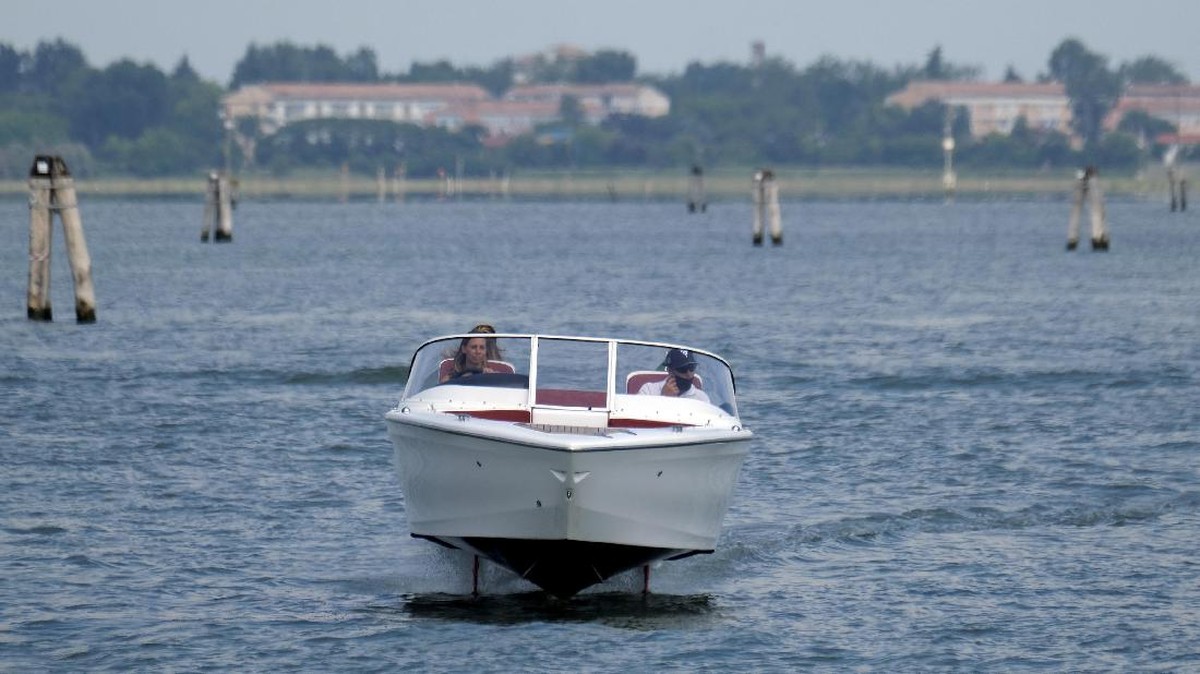 FOTO: Perahu Listrik Rancangan Swedia Melayang di Atas Air