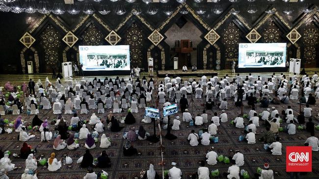 Kali ini Reuni Aksi 212 digelar di Masjid Agung At-Tin, dengan tajuk 'Munajat Akbar Indonesia Berselawat'. Masyarakat dari sejumlah daerah sudah berdatangan.