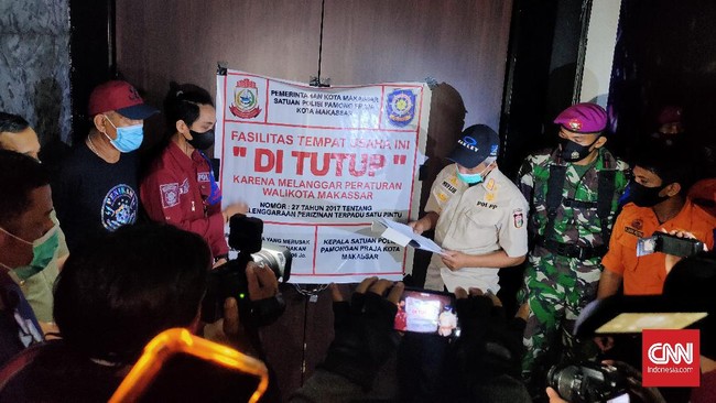 Beredar video kerumunan di salah satu tempat hiburan malam di Kota Makassar. Satgas pun menutup tempat tersebut.