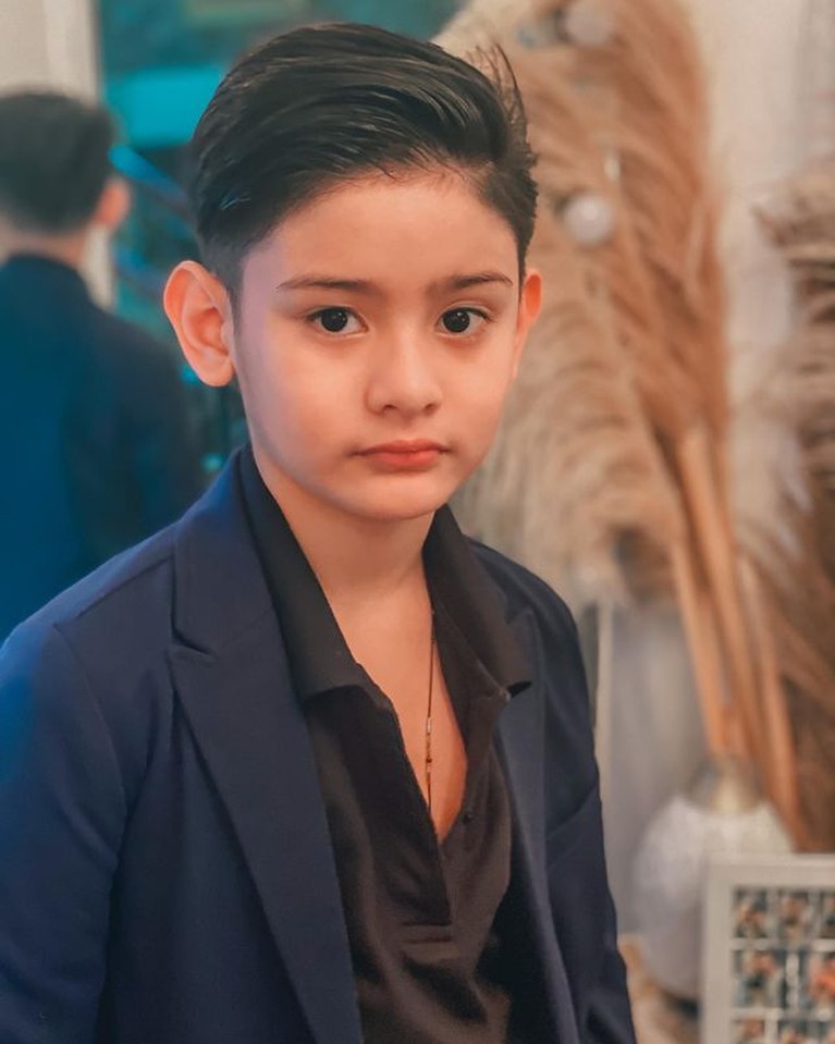 Potret Tampan King Faaz Anak Fairuz A Rafiq Dari hari ke hari anak pertama Fairuz Arafiq, King Faaz semakin tampan. Yuk kita intip potretnya!