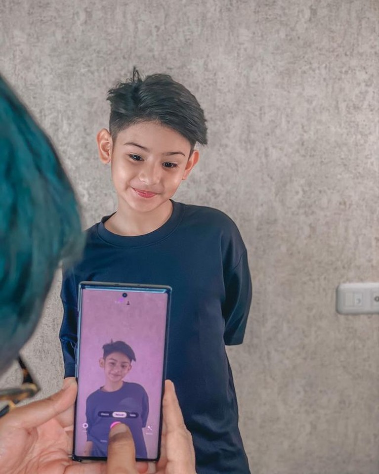 Potret Tampan King Faaz Anak Fairuz A Rafiq Dari hari ke hari anak pertama Fairuz Arafiq, King Faaz semakin tampan. Yuk kita intip potretnya!