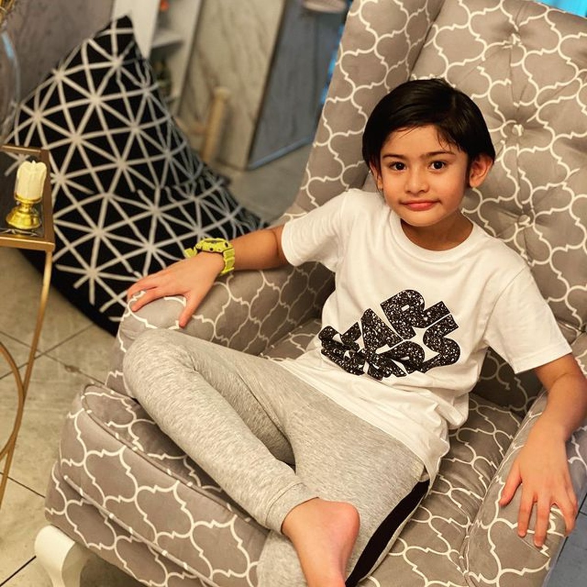 Dari hari ke hari anak pertama Fairuz Arafiq&comma; King Faaz semakin tampan&period; Yuk kita intip potretnya&excl;