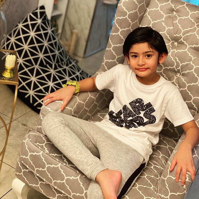 Potret Tampan King Faaz Anak Fairuz A Rafiq Dari hari ke hari anak pertama Fairuz Arafiq, King Faaz semakin tampan. Yuk kita intip potretnya!